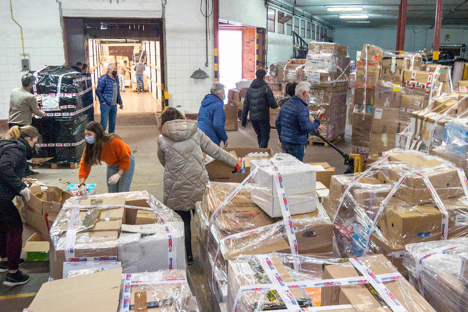 La primera carga de material recogido en la provincia esta semana salió ayer por la mañana hacia Madrid en un camión desde los almacenes cedidos por Transcose. / KAMARERO