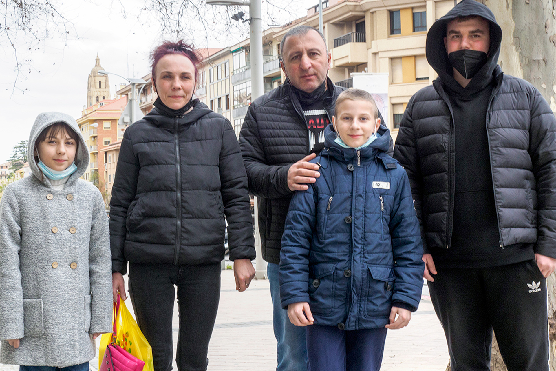 La familia ucraniana residente en Veganzones, ayer a la comisaría de Policía Nacional de la capital segoviana. / KAMARERO
