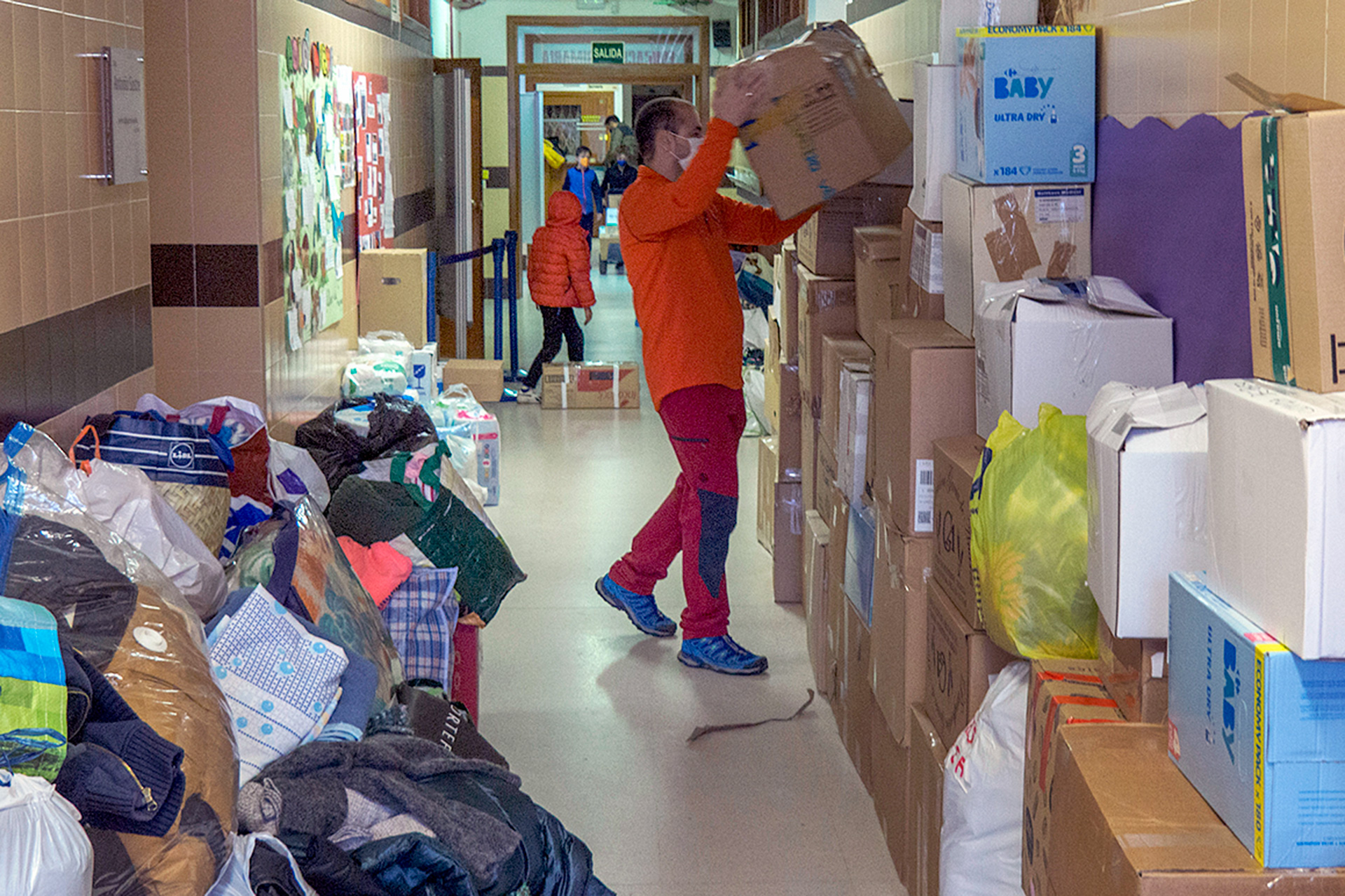 Guerra Ucrania Recogida Material CEIP Nueva Segovia KAM4192