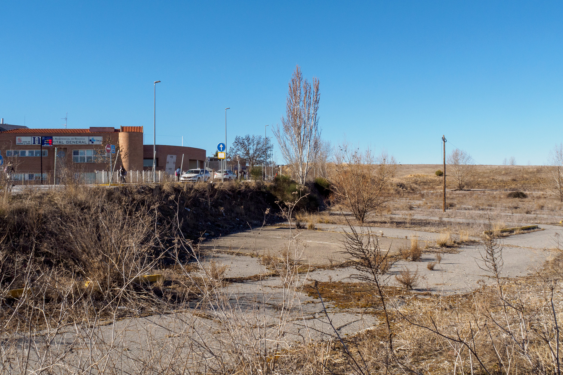 Terreno junto al Complejo Asistencial donde se proyecta construir el edificio de ampliación./ KAMARERO