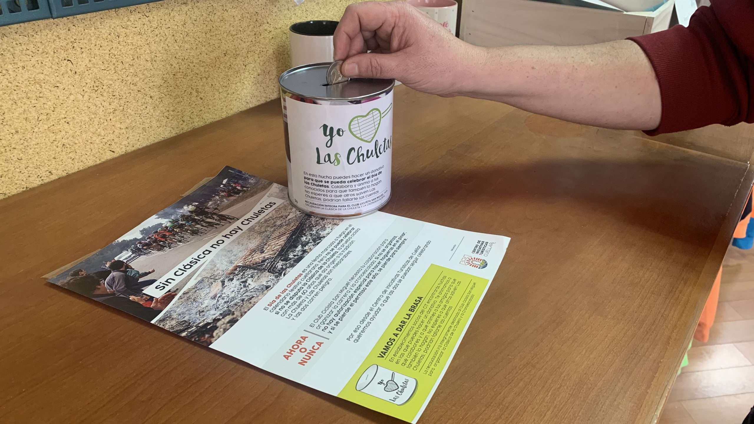 Huchas en los establecimientos esperan al donativo de los cuellaranos. / C.N.