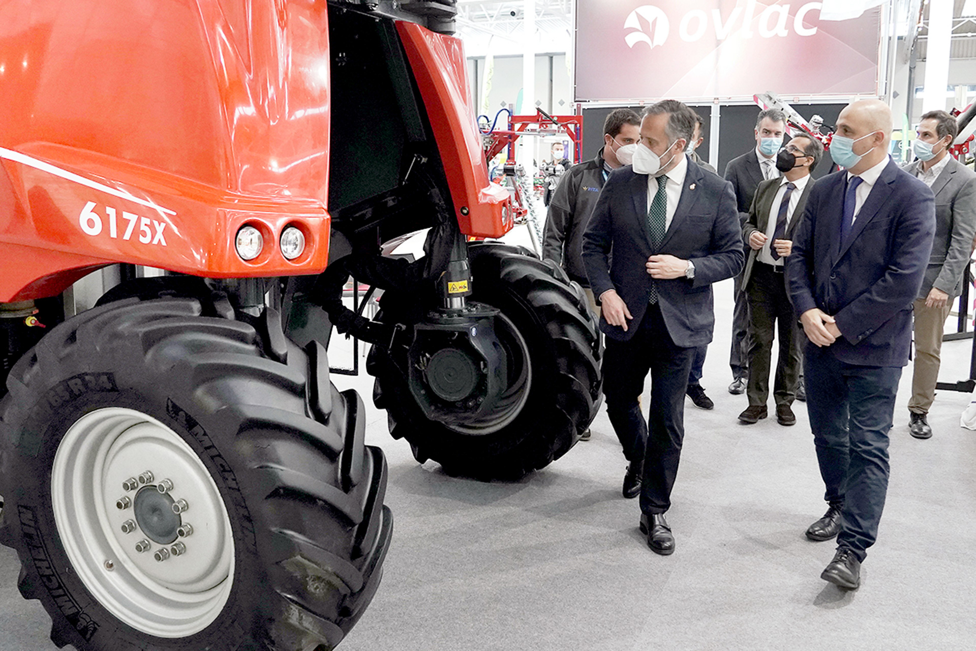 El presidente de las Cortes de Castilla y León, Carlos Pollán, visitó ayer la feria de Agrovid y el Salón Ibérico de Equipamientos de Bodega en Valladolid. / ICAL