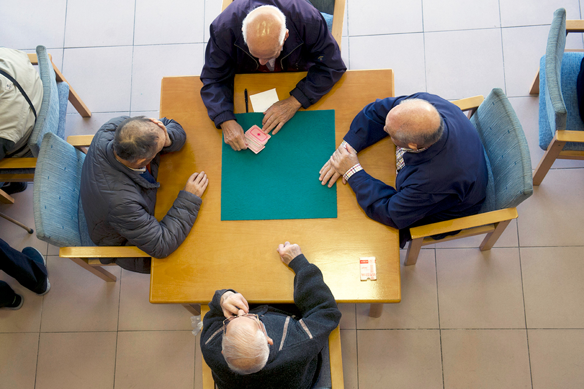 Cuatro jubilados juegan a las cartas. / KAMARERO