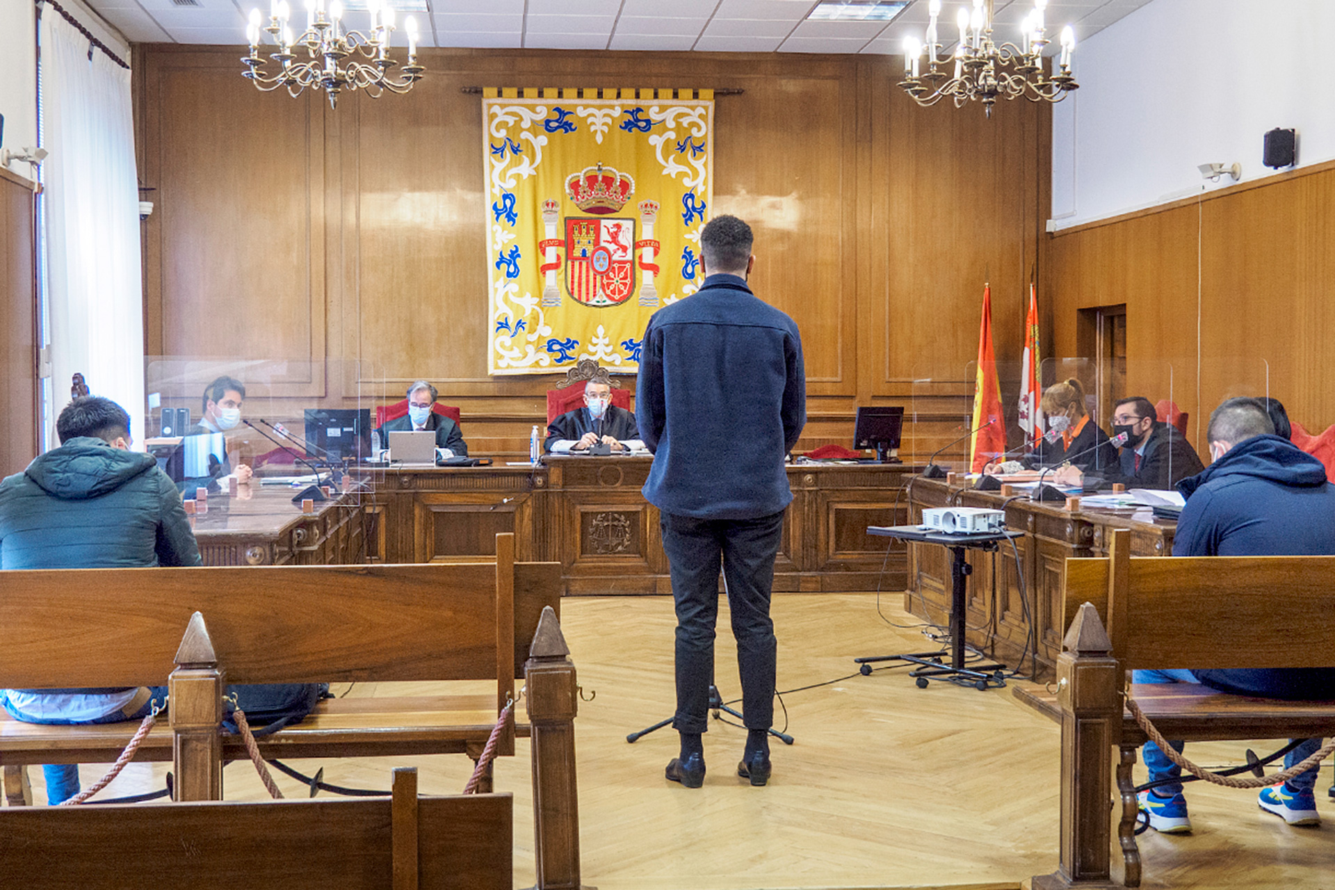 Los tres acusados, durante la breve vista oral que se celebró en la Audiencia Provincial./KAMARERO