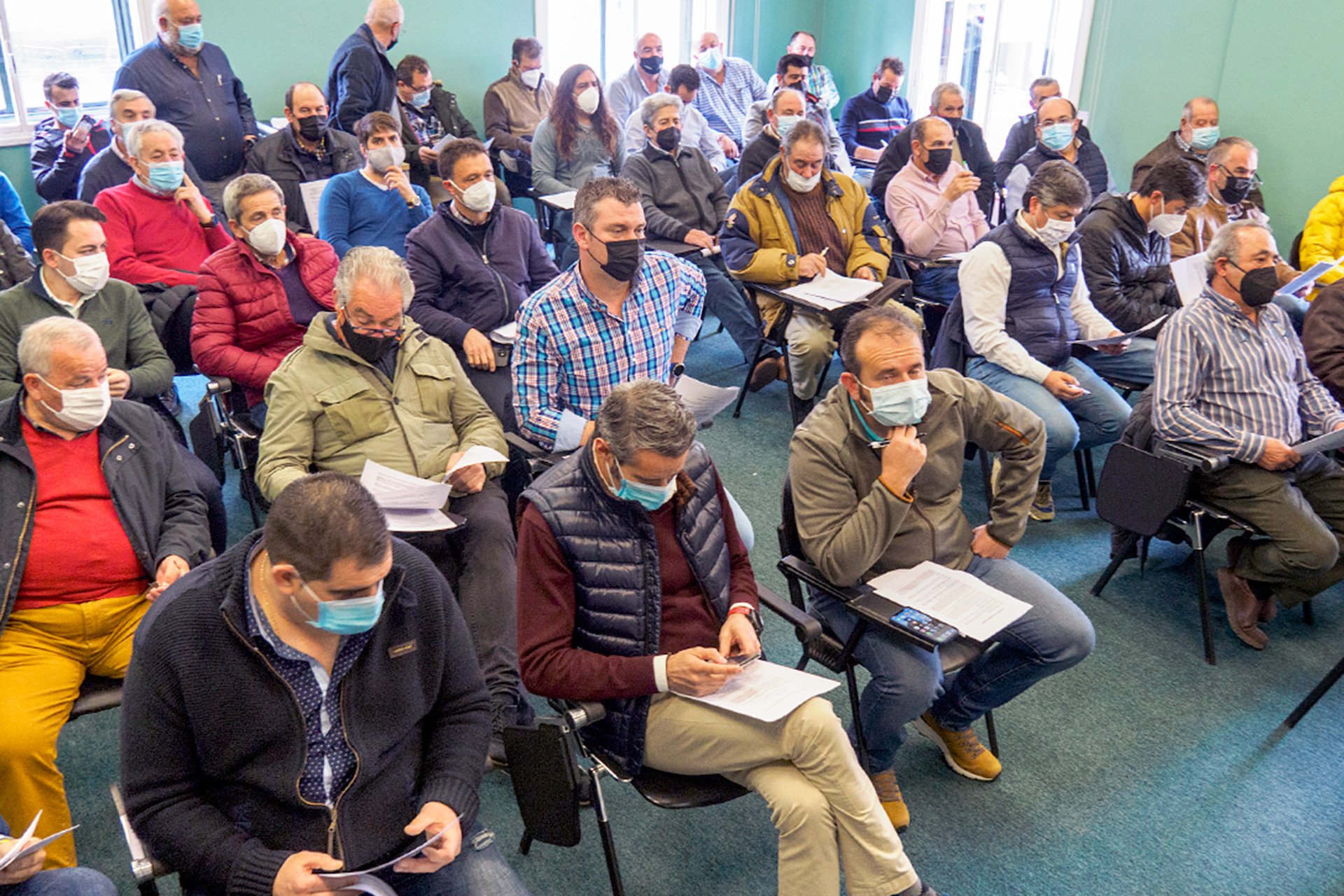 La asamblea extraordinaria de la Lonja reunió a numerosos profesionales del campo. / KAMARERO