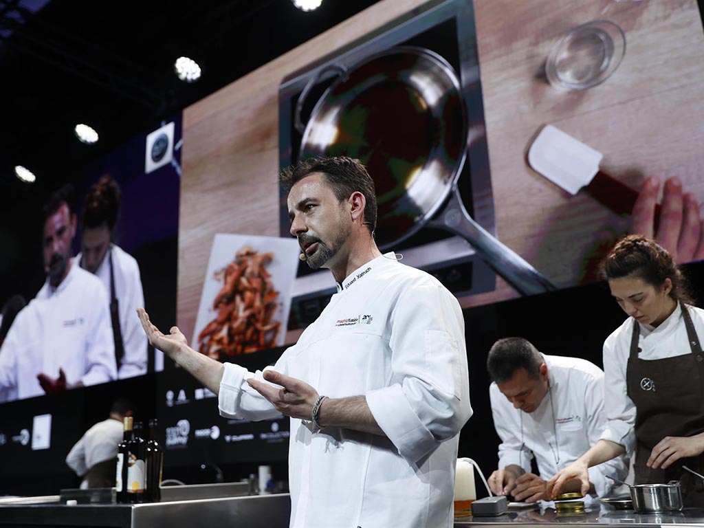 Tartaletas crujientes de queso: creaciones con microondas de un dos estrellas Michelin 1 El chef Eduard Xatruch, del restaurante Disfrutar** (Barcelona) en Madrid Fusión. / EFE - MARISCAL