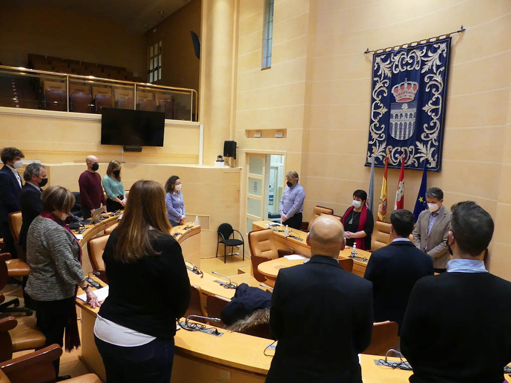 Minuto de silencio en la memoria de José Luis Huertas. / EL ADELANTADO