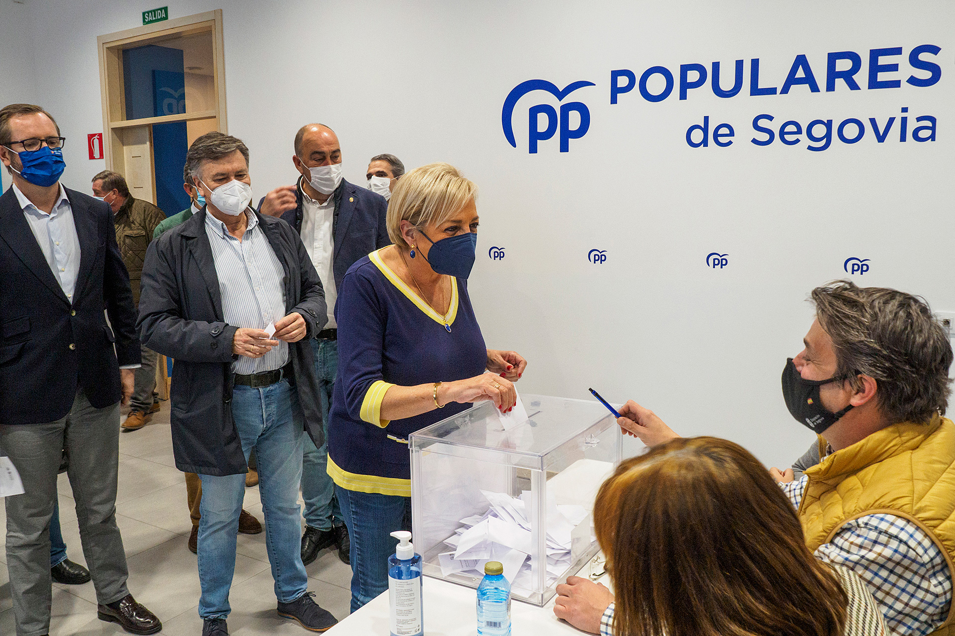 Paloma Sanz deposita su voto. / KAMARERO