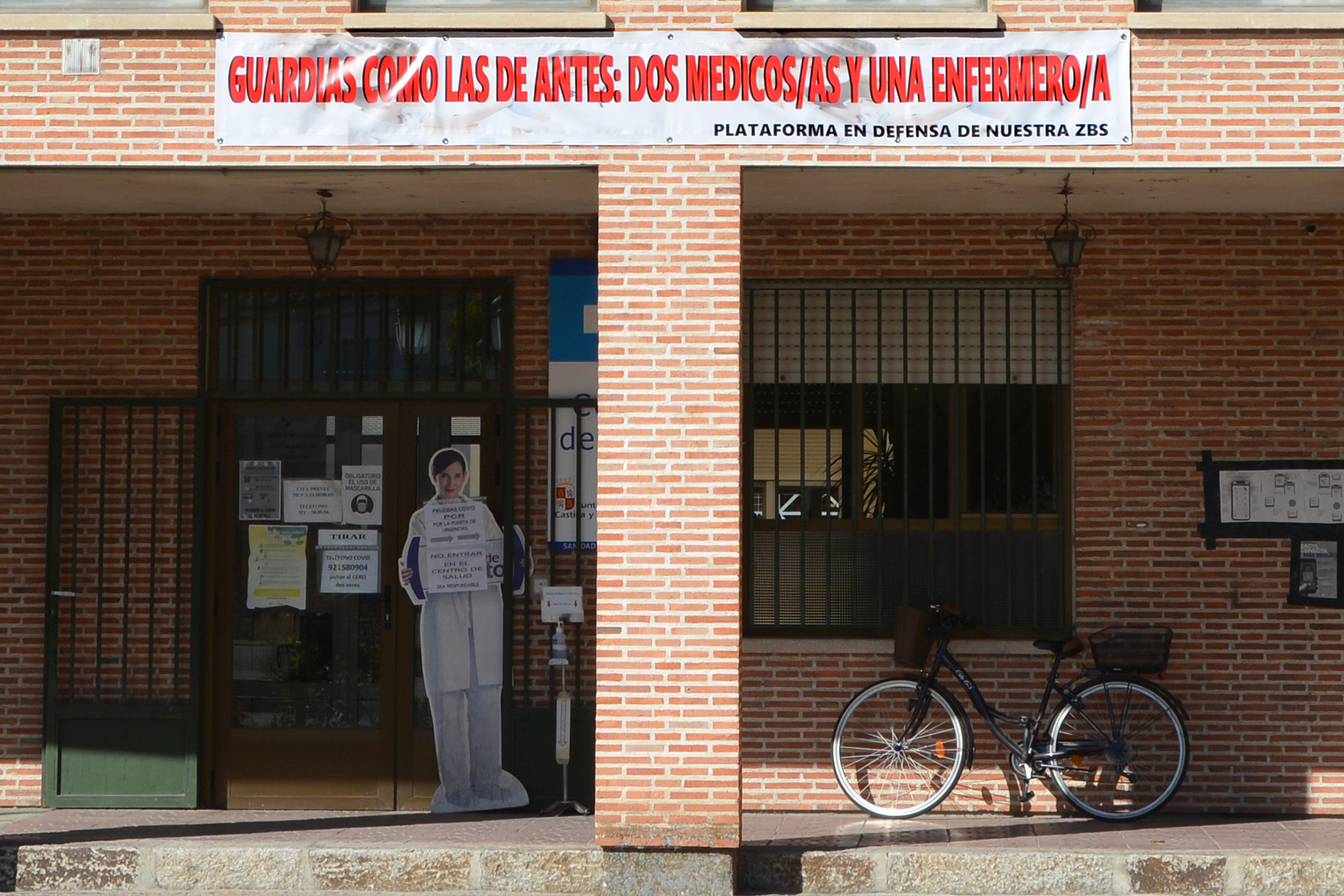 El centro de salud de Nava mantiene su cartel reivindicativo.