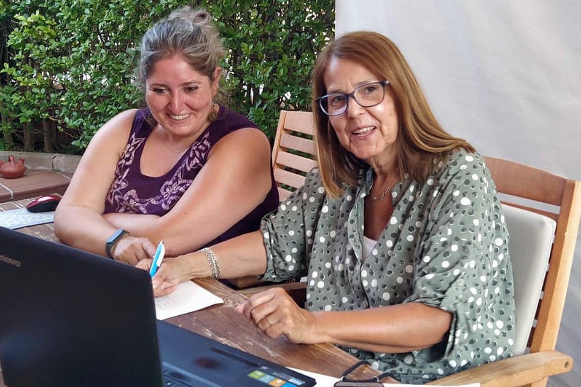 Patricia Cabrejas (i.) y Marisa Alonso (d.) se conocieron a través de las redes sociales. / E.A.