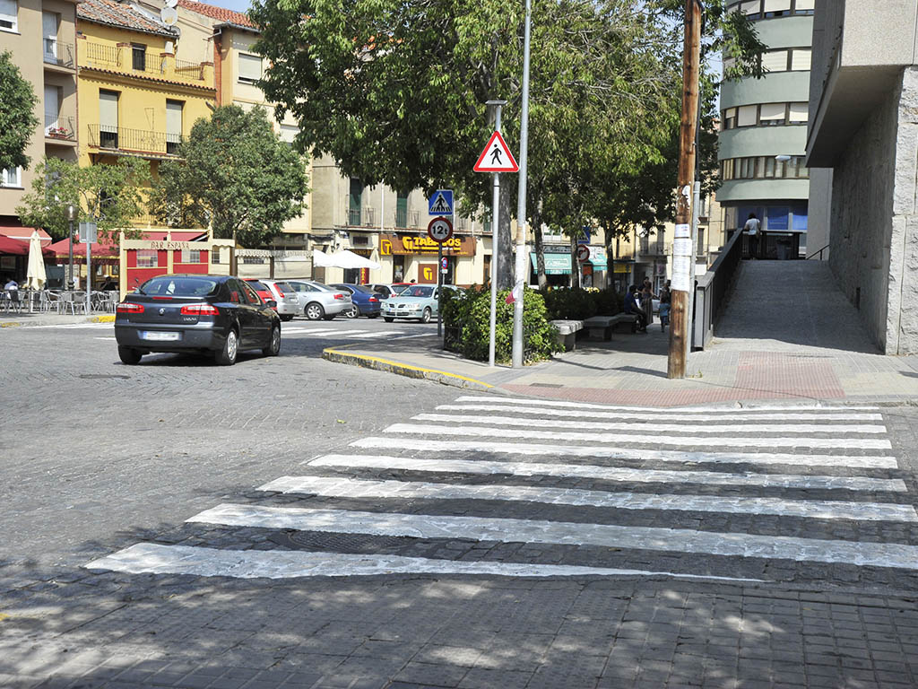 Paseo de peatones en la plaza de la Universidad de Segovia, junto al Campus 'María Zambrano'. / KAMARERO