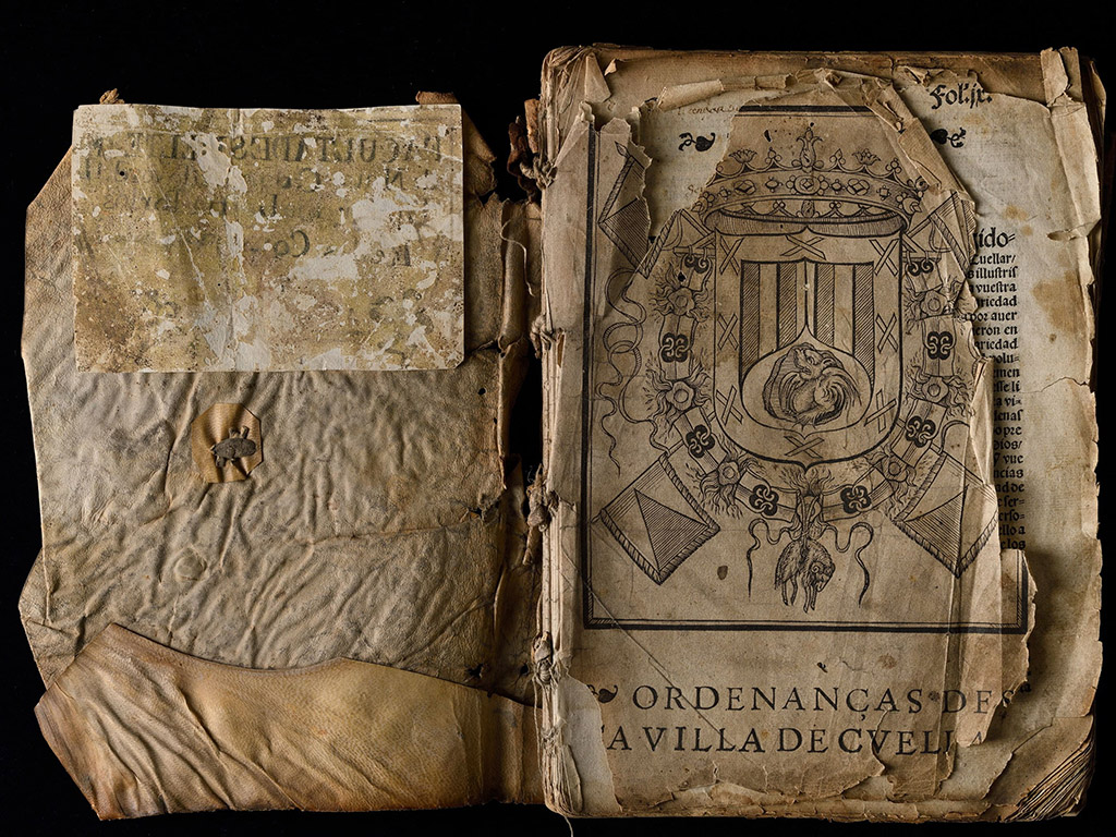 El libro ‘Ordenanzas Villa de Cuéllar’ antes de su restauración. / EL ADELANTADO