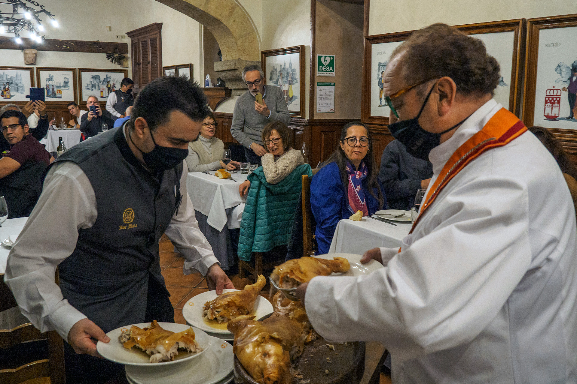 José María Ruiz, trinchando raciones de cochinillo asado. / KAMARERO