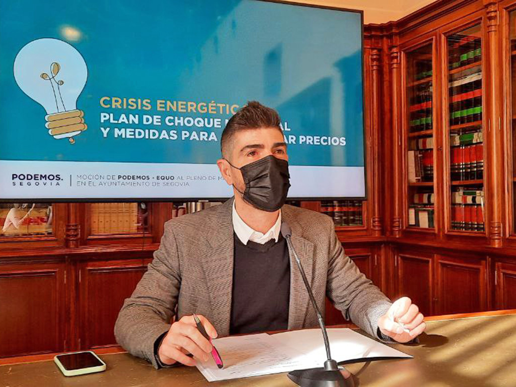 El portavoz de Podemos Segovia, Guillermo San Juan, en rueda de prensa. / EL ADELANTADO