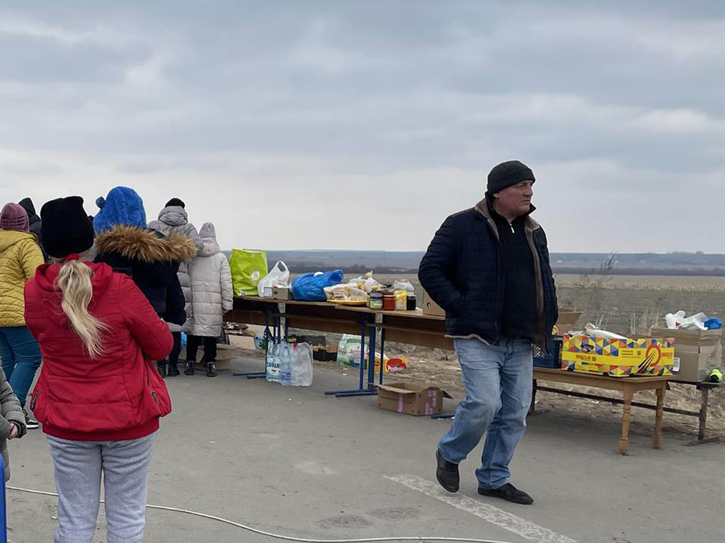Refugiados ucranianos abandonan el país desde la ciudad de Leópolis con dirección a Polonia. / EFE - OLHA KOSOVA