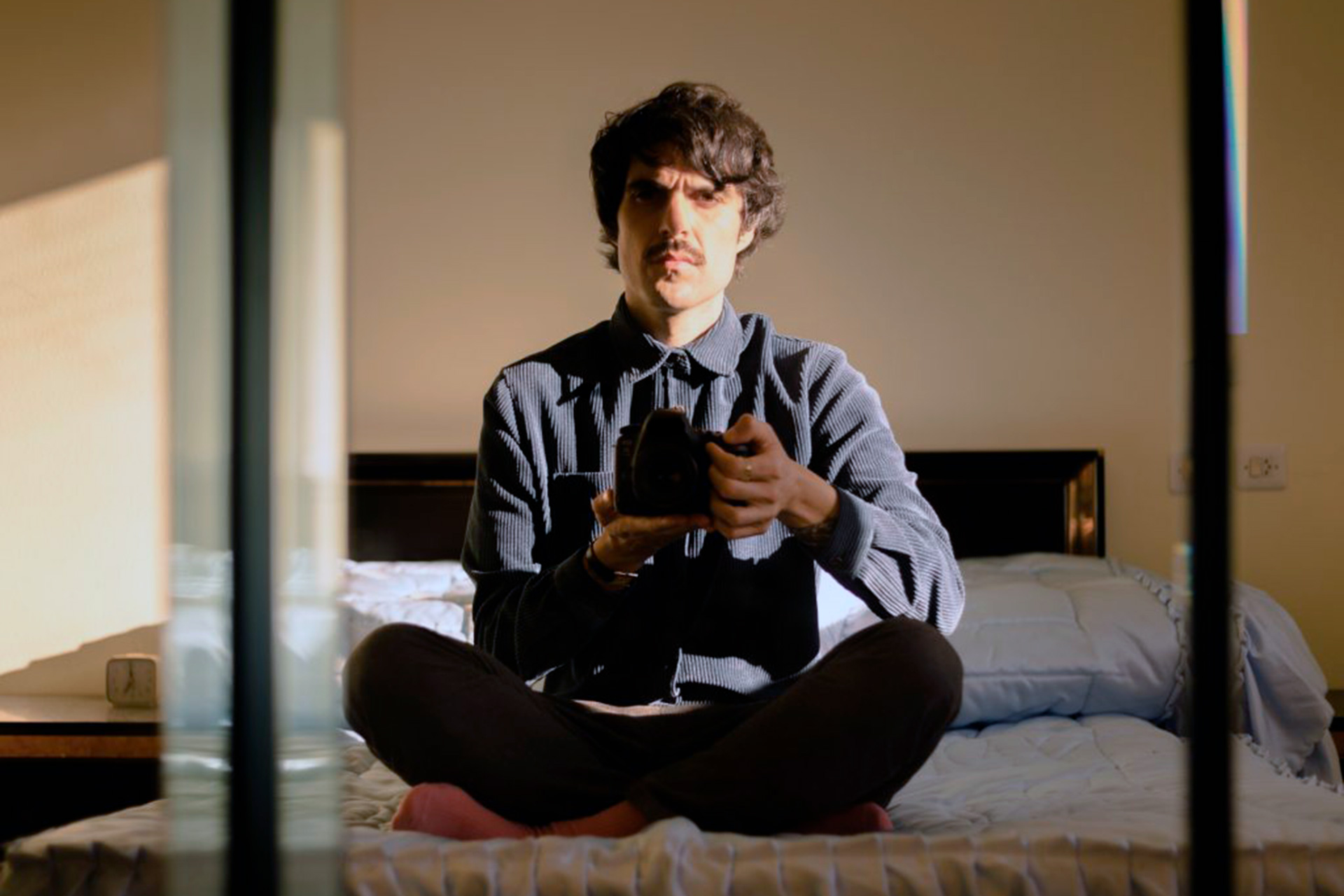 El músico, en una foto promocional, trae bajo el brazo su último trabajo./SANTI GONZÁLEZ