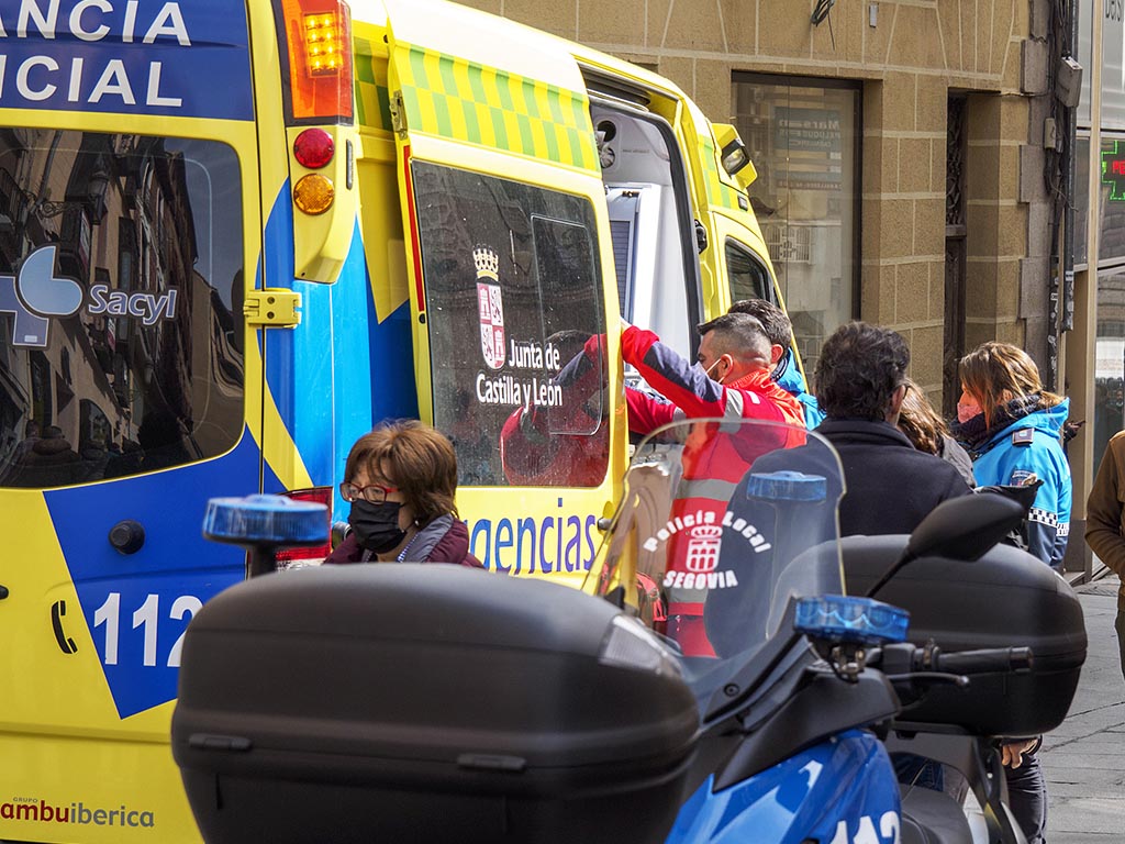 Incidente sanitario, en la calle Cervantes de Segovia. / KAMARERO Incidente sanitario, en la calle Cervantes de Segovia. / KAMARERO