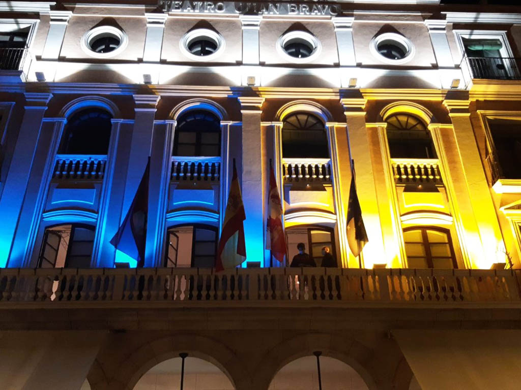 La fachada del Teatro Juan Bravo, iluminada con los colores de la bandera de Ucrania.