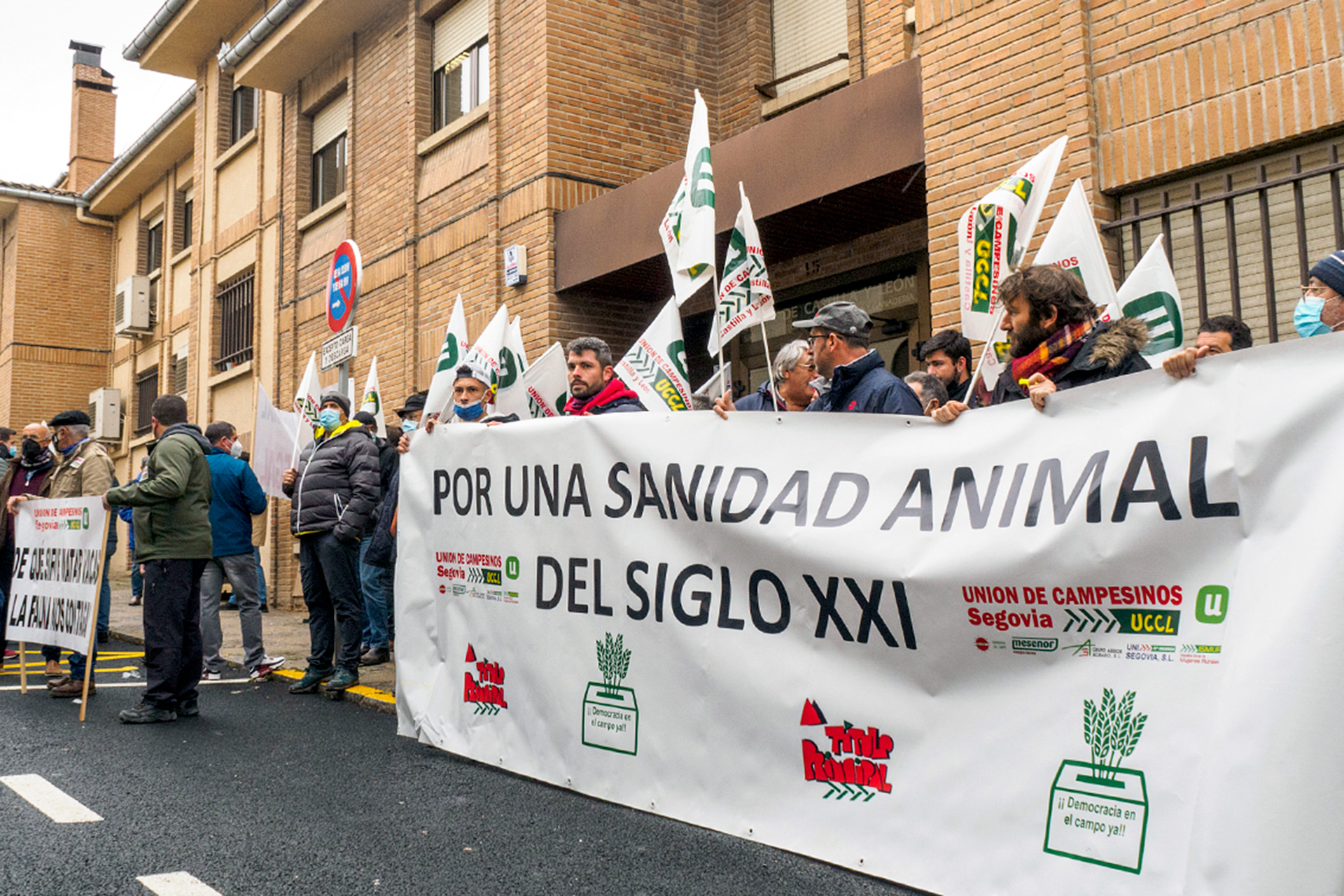 Un momento de la protesta que tuvo lugar este jueves ante las oficinas de Agricultura en Segovia. / KAMARERO