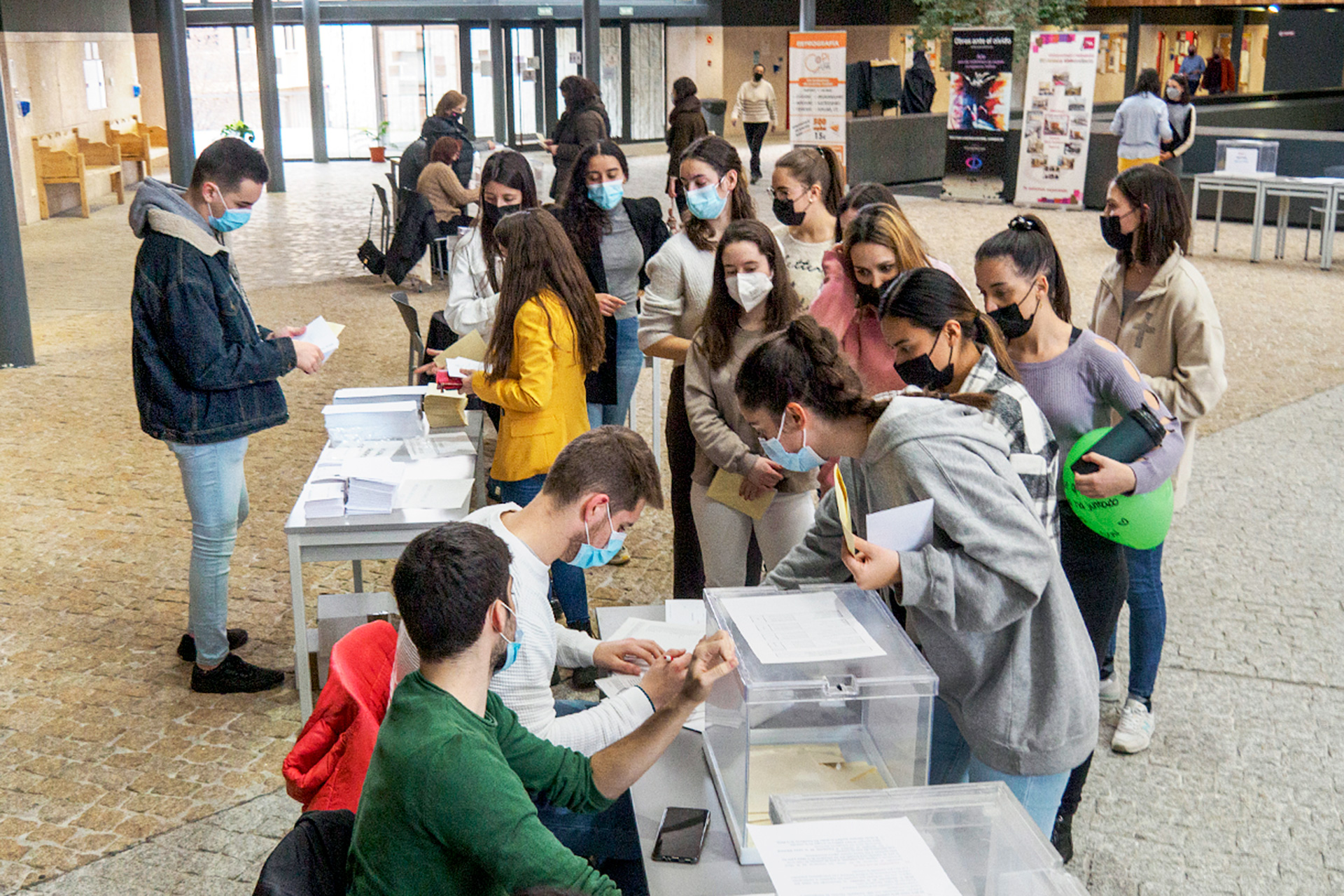 El ágora del Campus María Zambrano se convertía este jueves en un gran colegio electoral. / KAMARERO