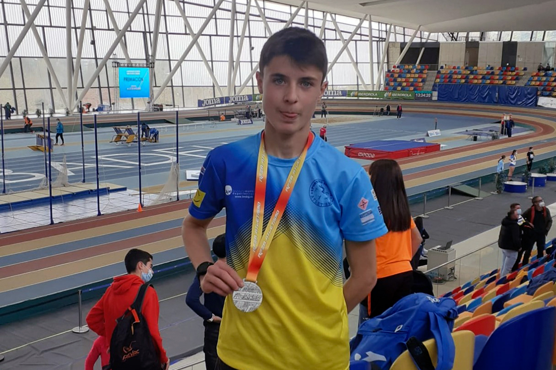 Alejandro Domingo, del Sporting Segovia, con su medalla./ SPORTING SEGOVIA