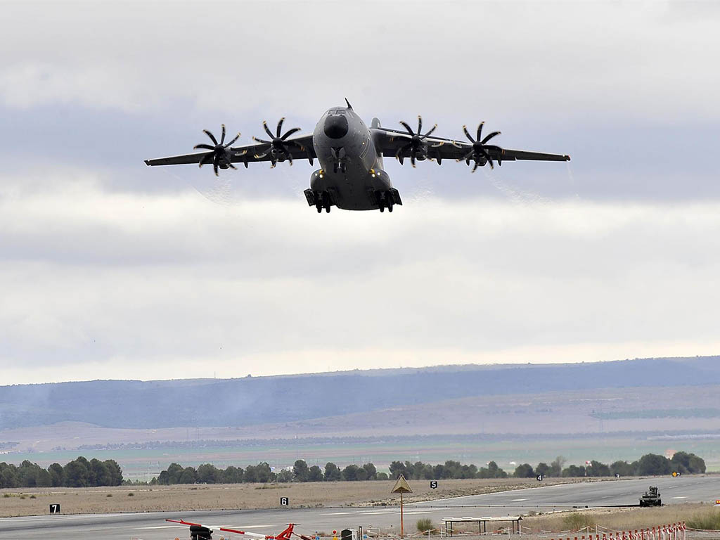 Uno de los dos aviones del Ejército del Aire con el primer envío directo de material ofensivo por parte de España a Ucrania despega este viernes de la base aérea de Los Llanos, en Albacete. / EFE - MANU