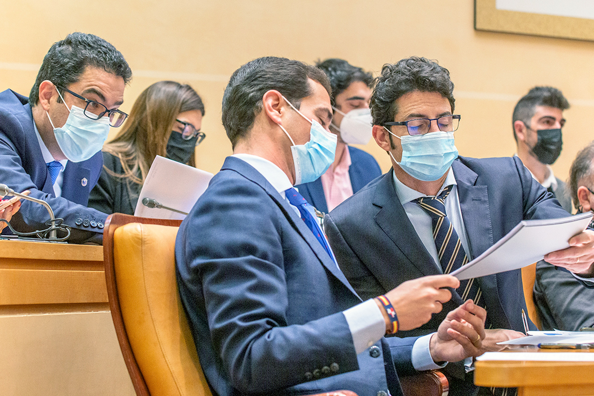 Los concejales del PP José Luis Horcajo, Pablo Pérez y Marco Sandulli, en el pleno del 25 de febrero. / NEREA LLORENTE