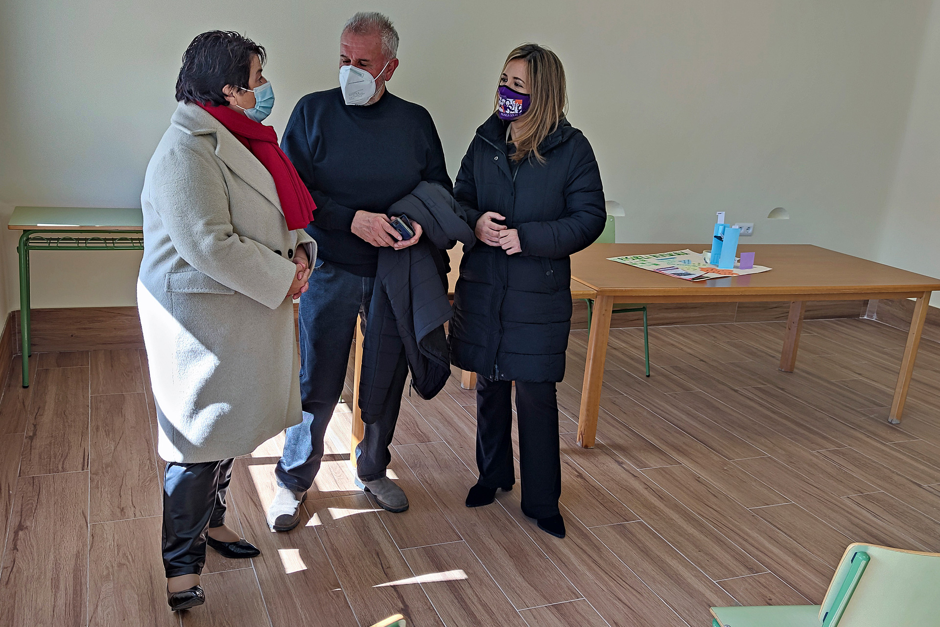 Clara Luquero, con el alcalde pedáneo y la concejala Ana Peñalosa, en el centro multiusos de Revenga. / E. A.