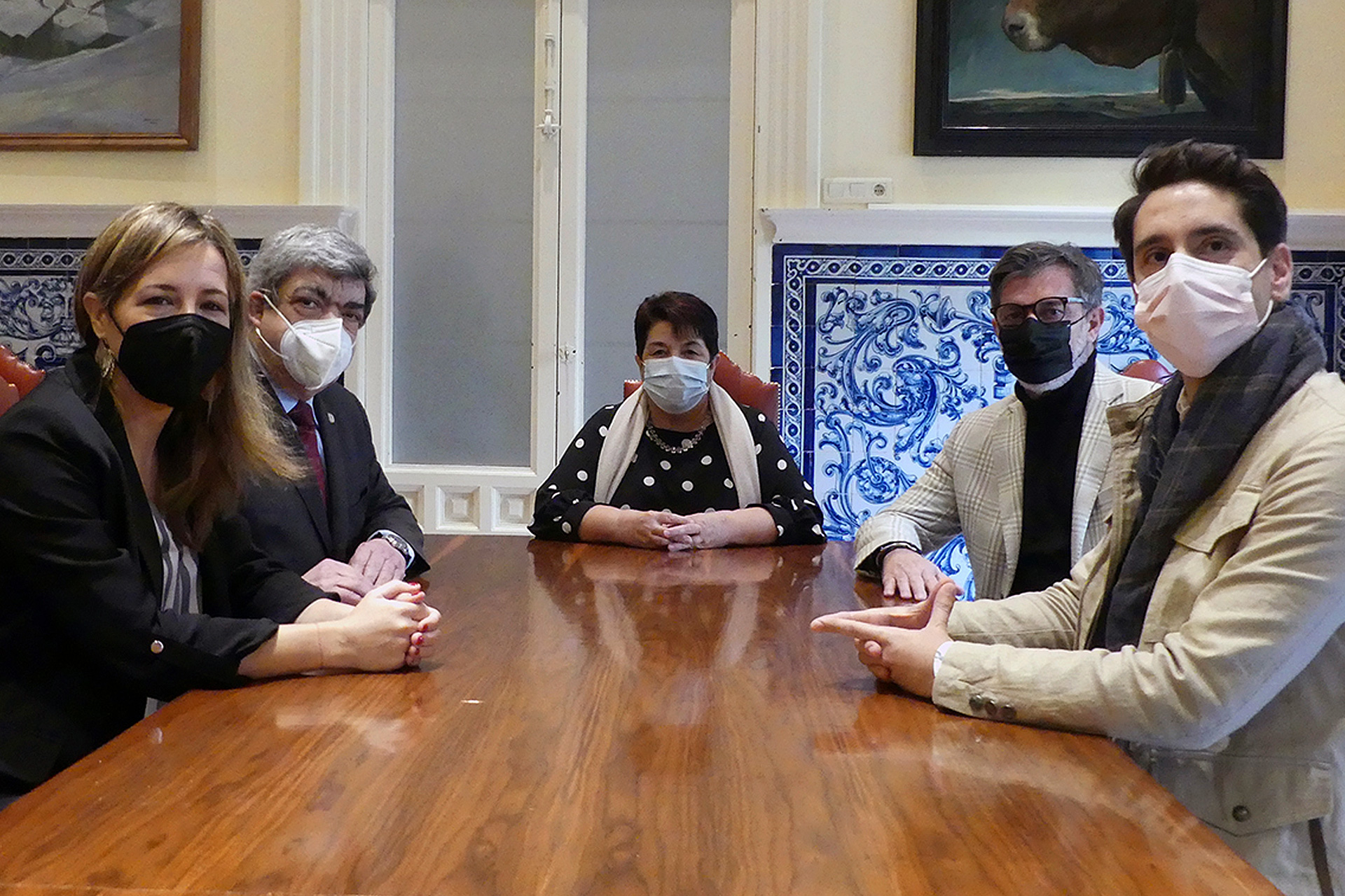 Ana Peñalosa, Javier Aranceta, Clara Luquero, Rafael Urrialde y Miguel Merino, ayer en la Sala de la Chimenea. / E. A.