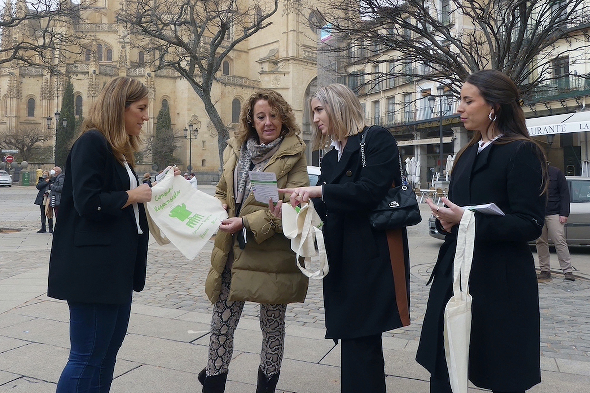 Ana Peñalosa, con encuestadoras de la campaña. / E. A.