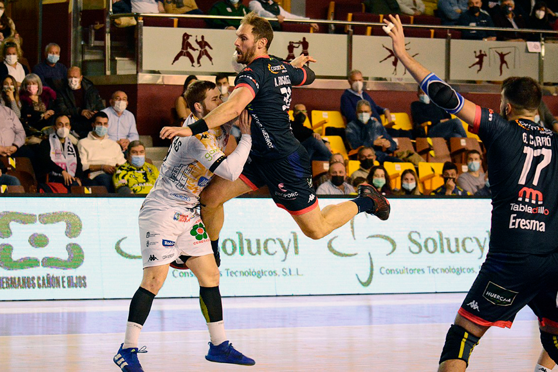 Rosales se eleva sobre la defensa en una jugada del partido./ AMADOR MARUGÁN