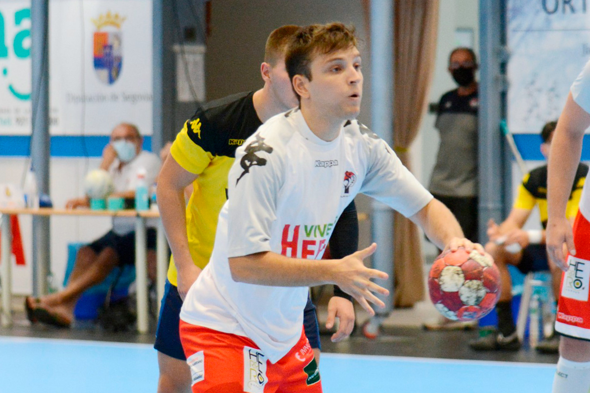 Nicolo D'Antino se prepara para lanzar desde los siete metros./ AMADOR MARUGÁN