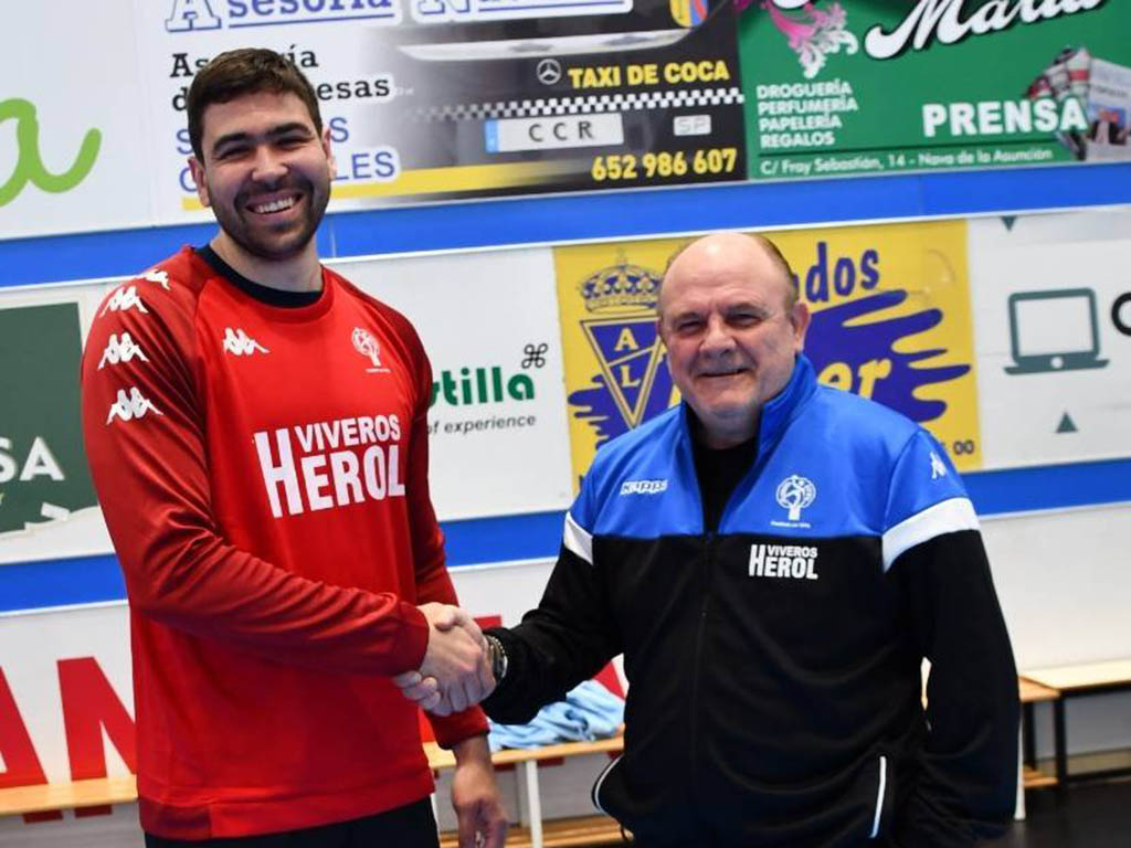 El internacional croata Luka Šebetić y el entrenador del Balonmano Nava, Zupo Equisoain. / BM NAVA