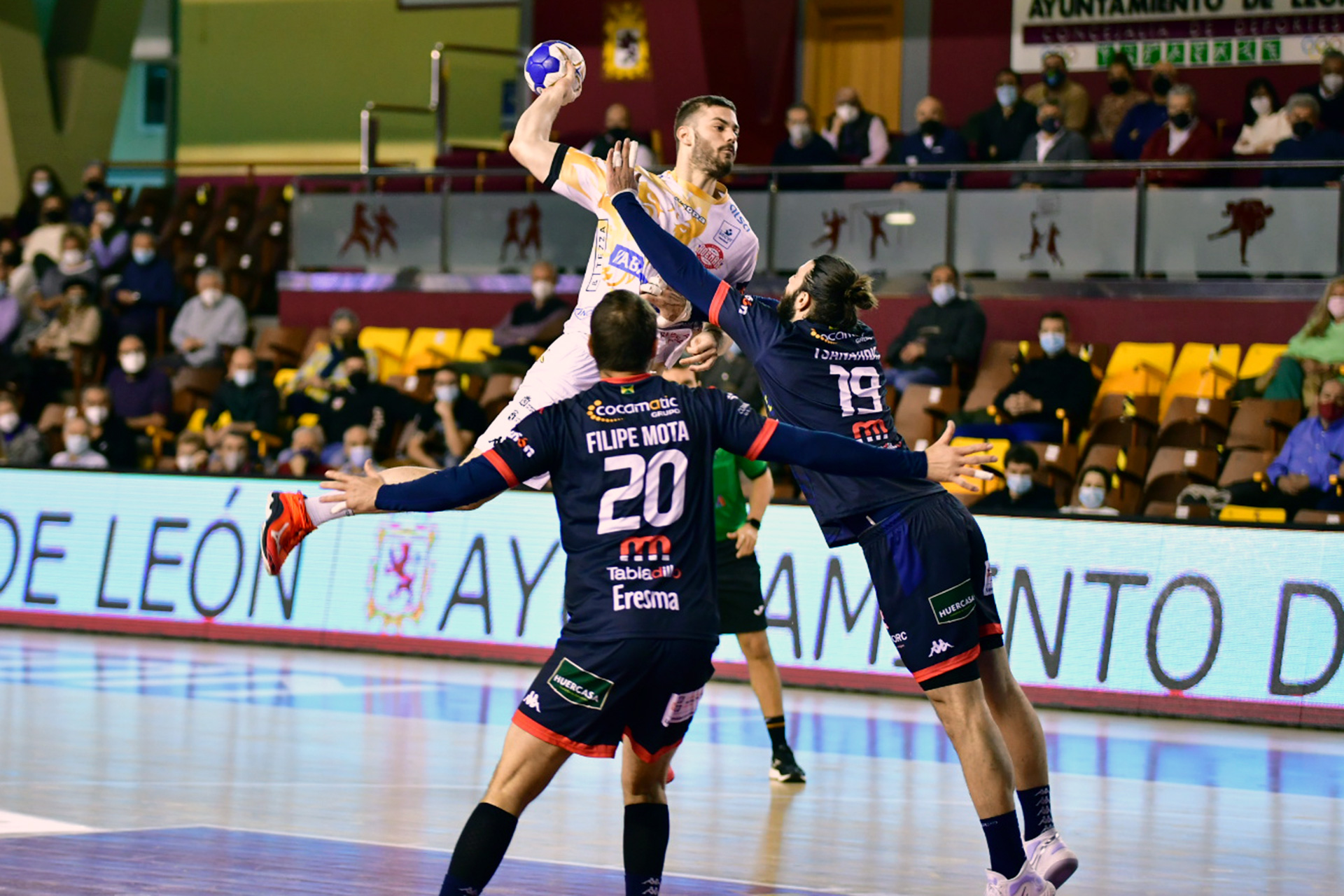 Mota y Tsanaxidis intentan frenar el lanzamiento del jugador del Ademar en el partido de Copa. / ADEMAR