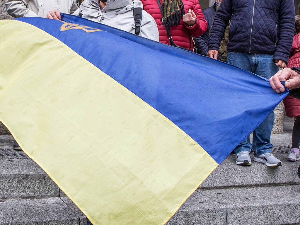 Bandera de Ucrania, en una de las concentraciones de la Plaza del Azoguejo. / NEREA LLORENTE