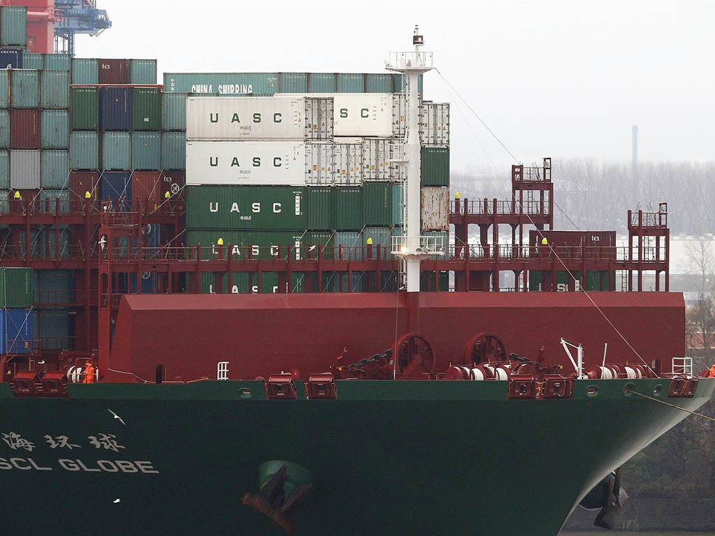 Un barco contenedor en una puerto, en una fotografía de archivo. / EFE - EPA - JOERN POLLEX