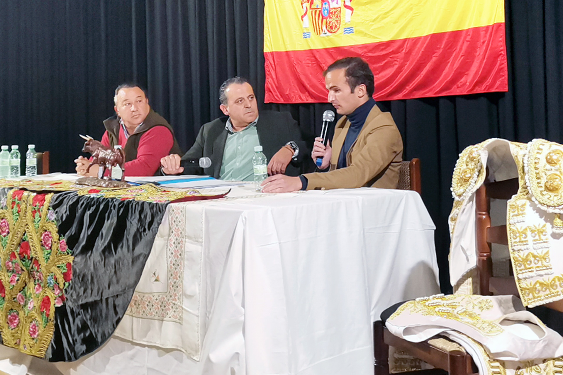 Tertulia taurina de Cabezuela, con el diestro Damián Castaño e Íñigo Gamazo. / EL ADELANTADO