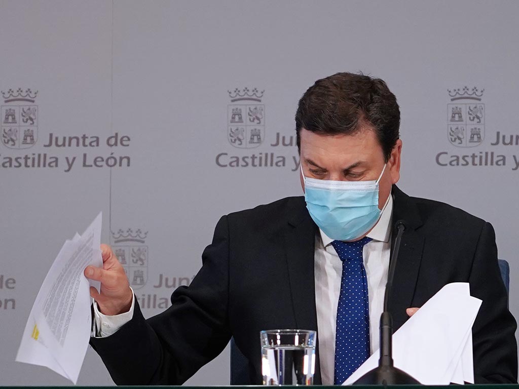 El consejero de Economía y Hacienda y portavoz en funciones, Carlos Fernández Carriedo, comparece en rueda de prensa posterior al Consejo de Gobierno. / ICAL - MIRIAM CHACÓN