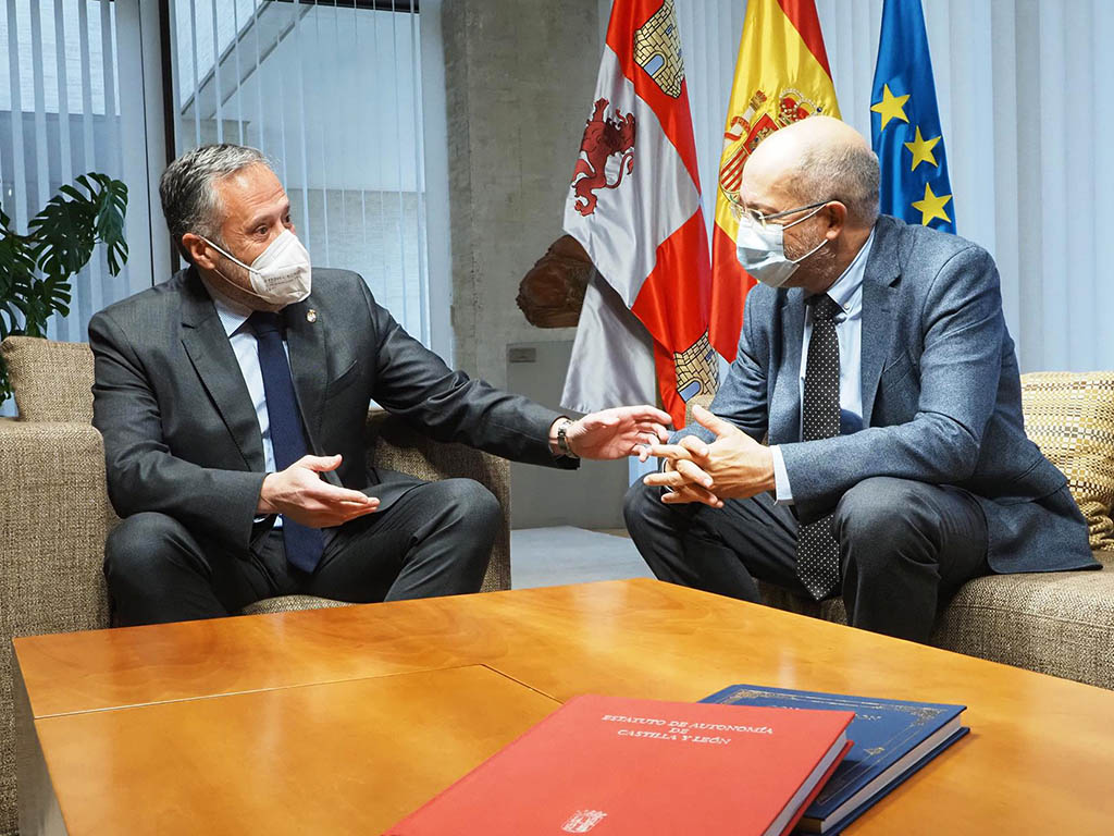 El presidente de las Cortes, Carlos Pollán, y el portavoz de Ciudadanos, Francisco Igea. / EFE - R. GARCÍA