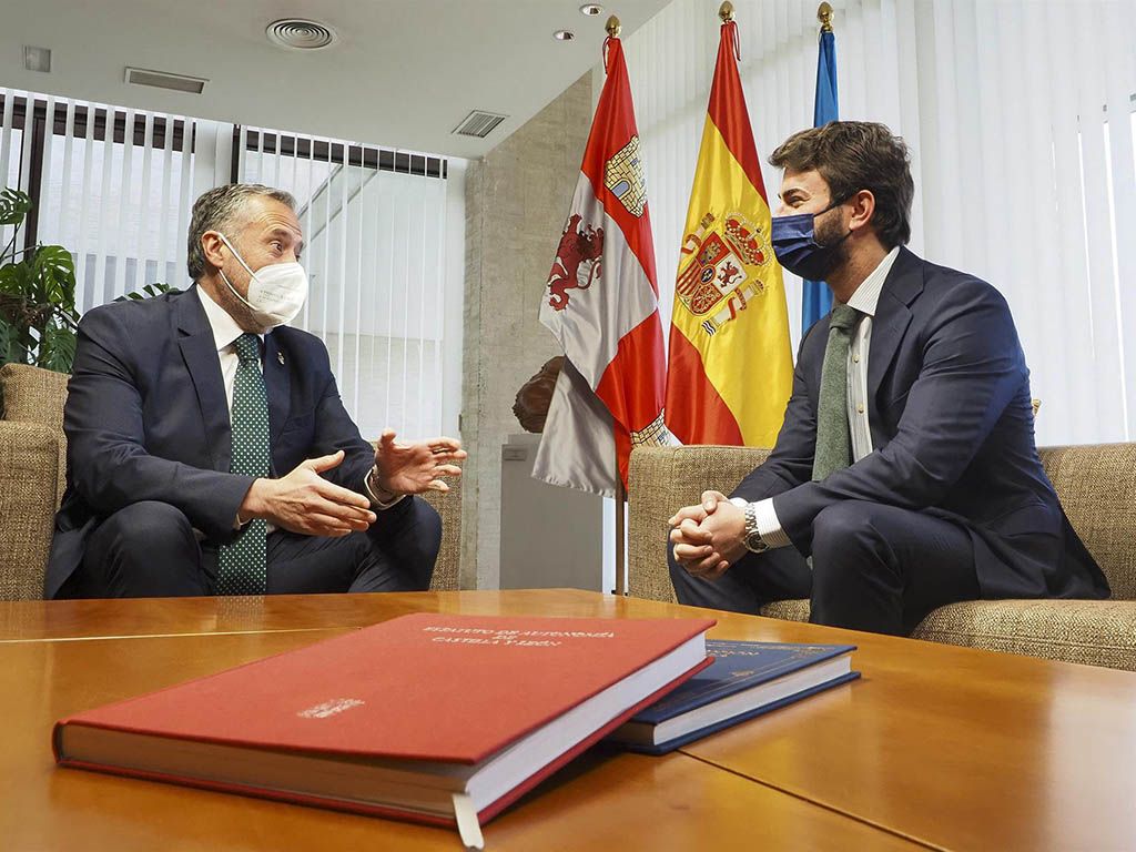 El presidente de las Cortes de Castilla y León, Carlos Pollán, se reúne con el procurador de VOX, Juan García-Gallardo. EFE - R. GARCÍA