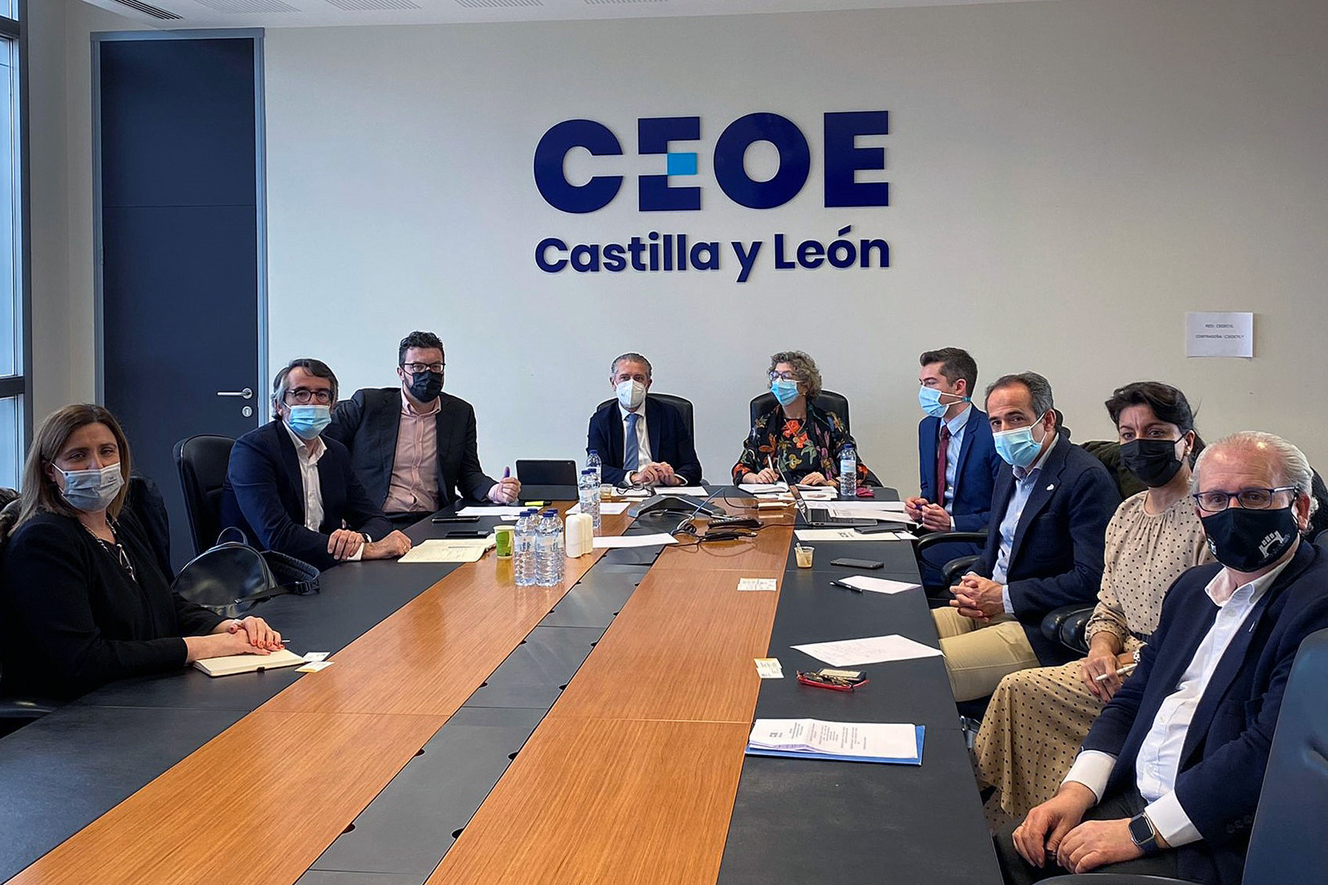 Andrés Ortega, en el centro, en la reunión constitutiva de la comisión./EL ADELANTADO