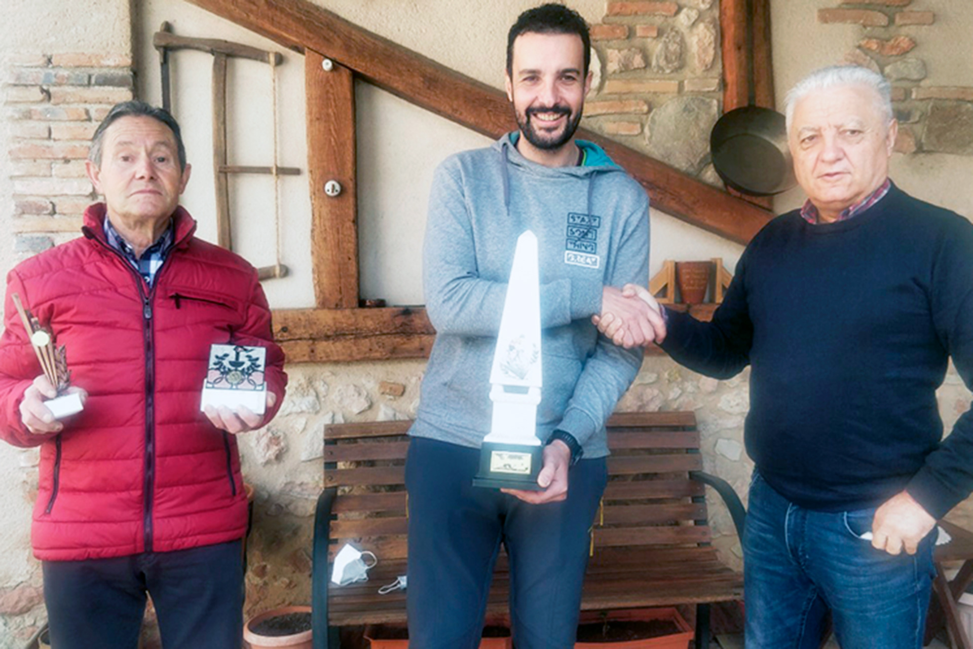 Entrega de los premios a los organizadores./ E.A.