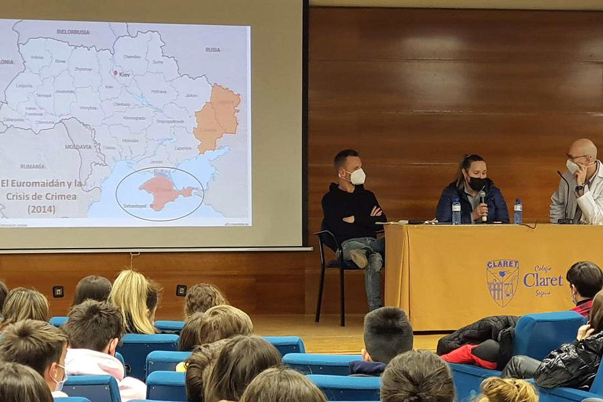 Momento en el que Svitlana Kolachnyk ofrece su testimonio a los alumnos y profesores del Colegio Claret de Segovia. /EA