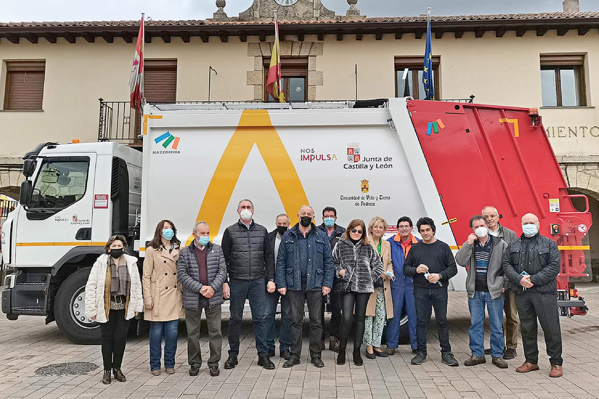 Alcaldes de la zona asistieron a la presentación del camión junto al delegado. /E.A.