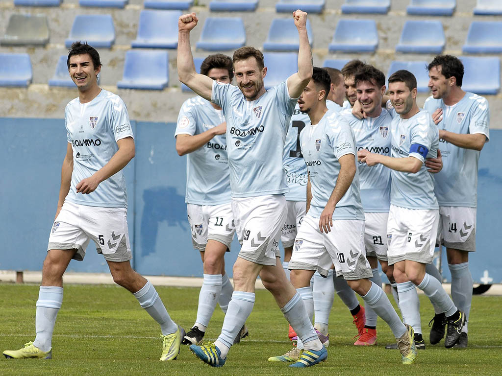 Los jugadores de la Segoviana celebran un gol ante el Móstoles. / JUAN MARTÍN - LA GIMNÁSTICA