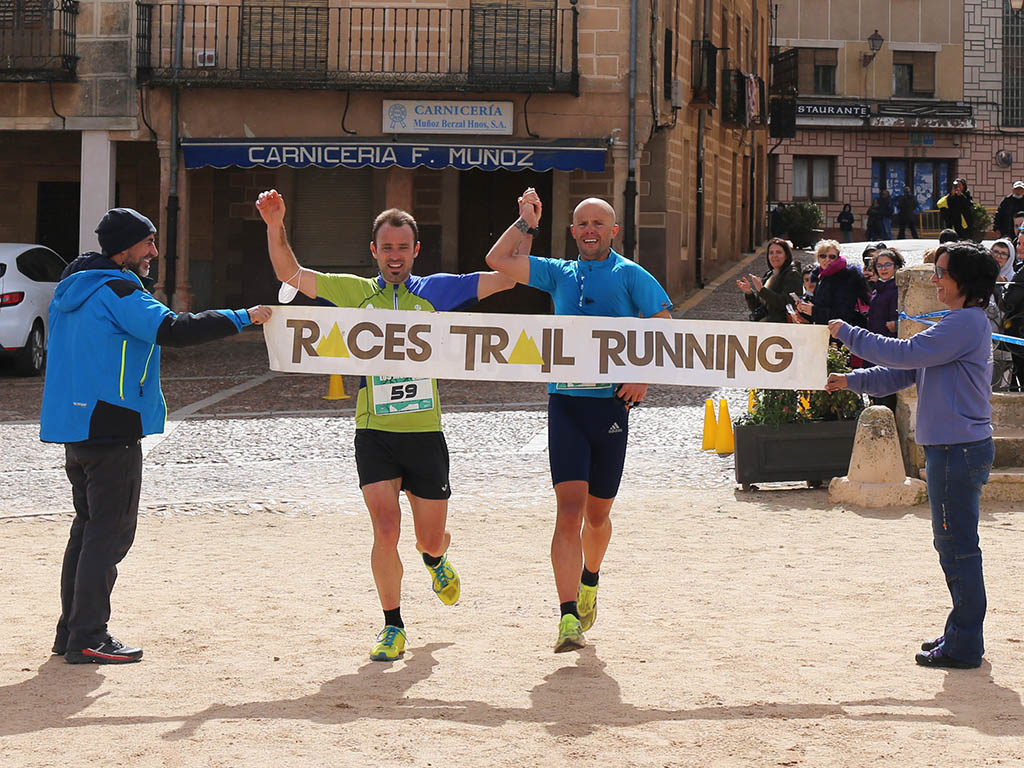 Ángel Matesanz, de Ayllón, y David Olmedilla, de Riaza, entran de la mano en la carrera de Los Molinos. / RACES TRAIL RUNNING