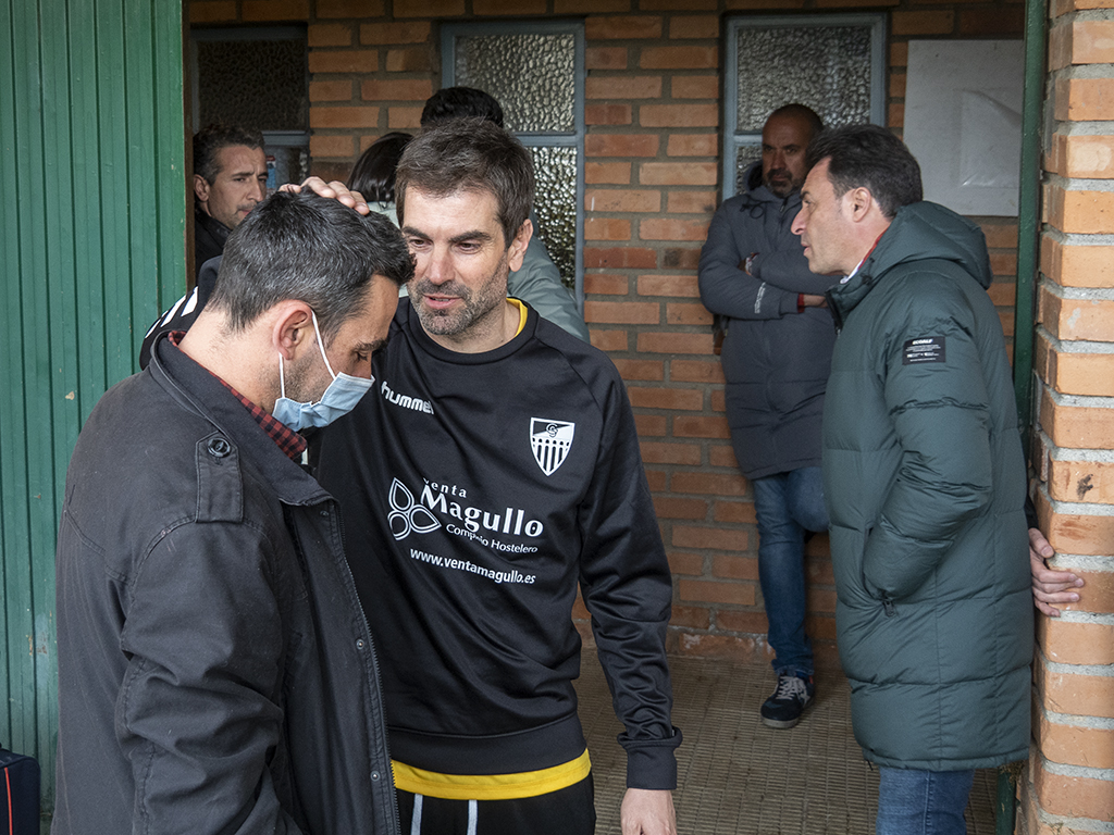 Ramsés saluda de manera cariñosa a Manu González después de que el ya ex-técnico de la Segoviana hablara con la plantilla./ NEREA LLORENTE