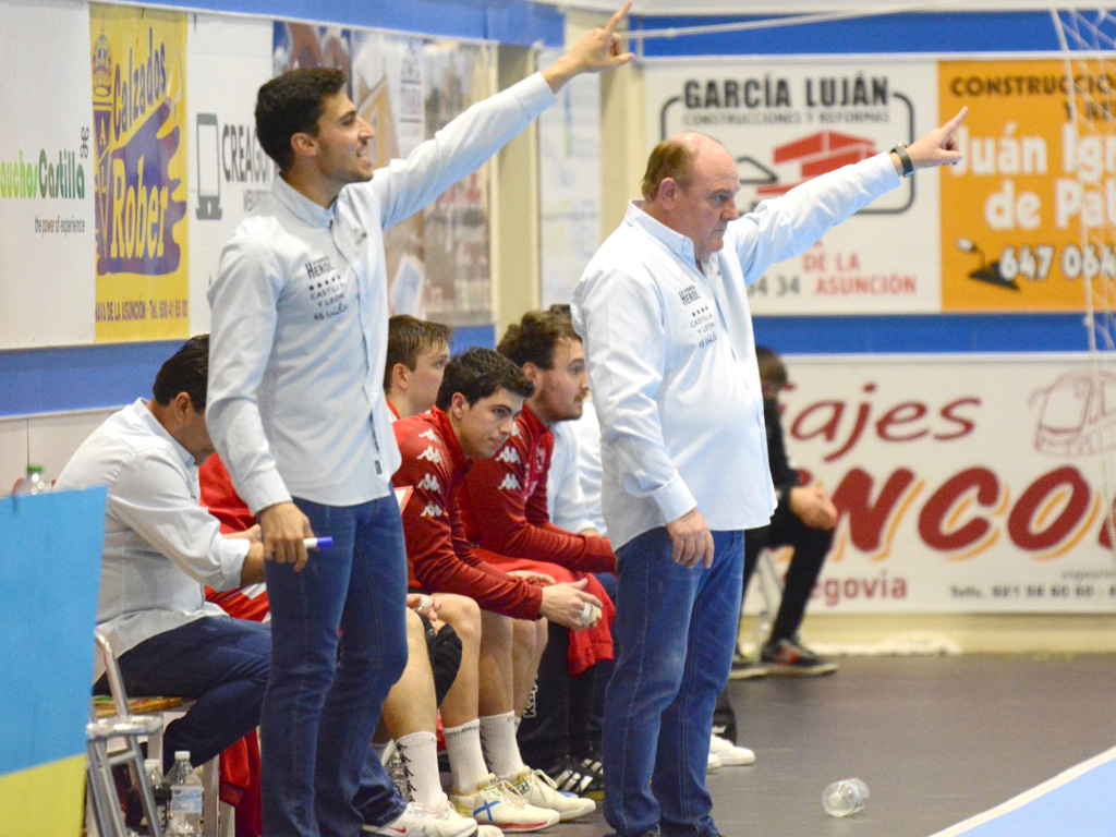 Zupo Equisoain y Raúl García Quiñones señalan a la vez durante el último partido del Viveros Herol Nava frente al BM Logroño./ AMADOR MARUGÁN