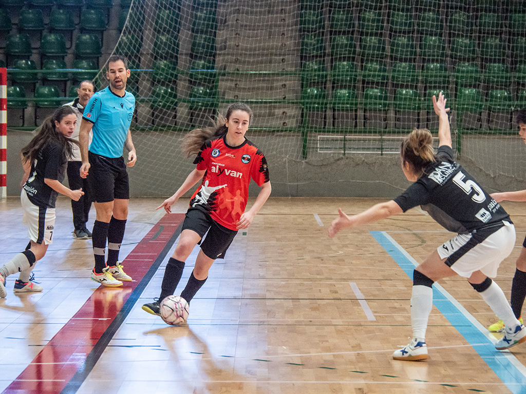 Valle supera a una rival y encara a la segunda jugadora del Mora durante el encuentro./ NEREA LLORENTE