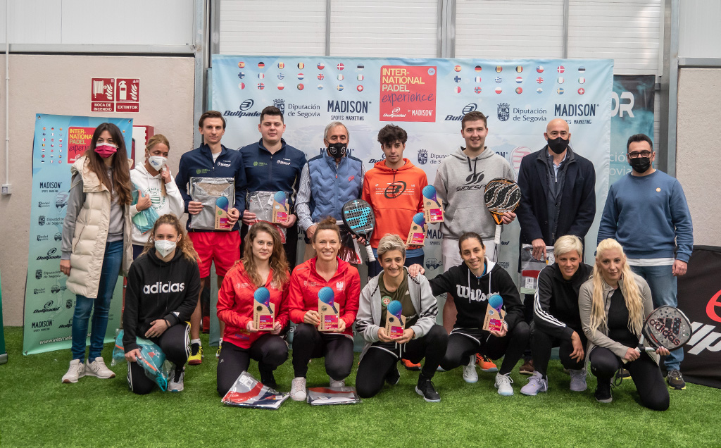 Foto de familia de los ganadores del torneo tras la entrega de premios./ NEREA LLORENTE